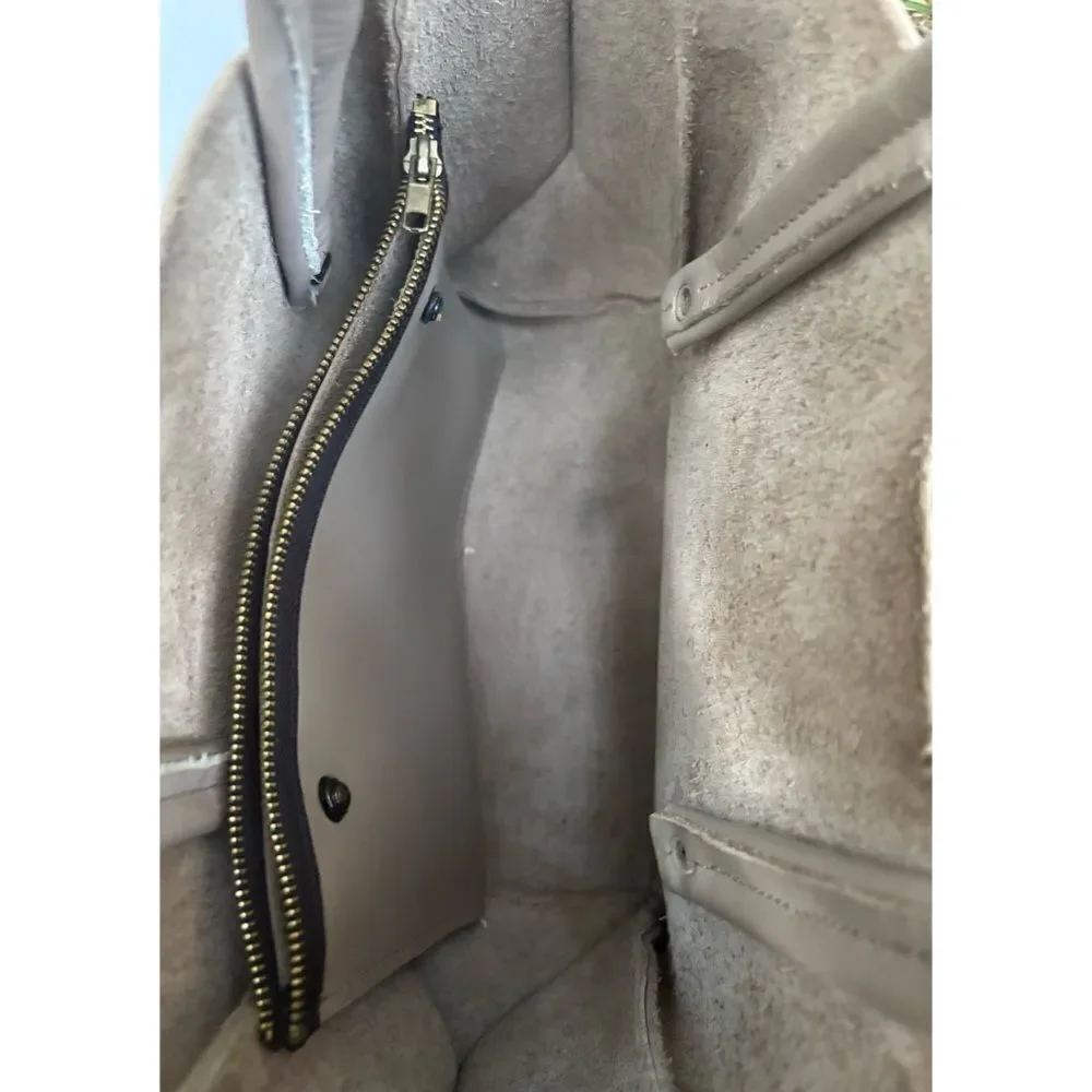 AMPERSAND AS APOSTROPHE
STIFF SIDEWAYS TOTE IN GREY - Picture 11 of 12